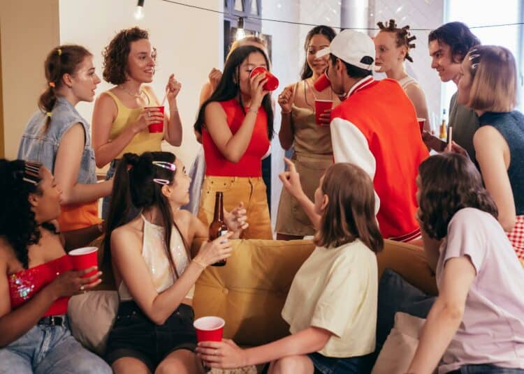 pexels-cottonbro-studio - 5 memes qui résument bien les soirées chez tes potes