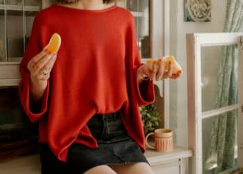 pexels-cottonbro-studio-Femme mangeant une orange-l'importance d'une bonne alimentation durant tes études