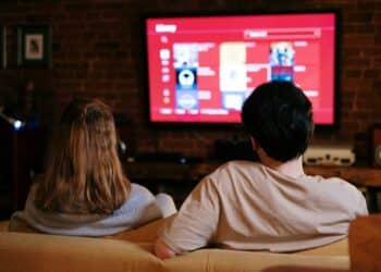 pexels-cottonbro-studio-étudiants en traind e regarder des séries-Art sur les séries étudiantes les + attendues en 2024