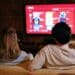 pexels-cottonbro-studio-étudiants en traind e regarder des séries-Art sur les séries étudiantes les + attendues en 2024