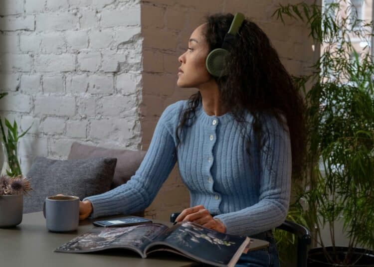 pexels-cottonbro-studio-femme musique-Top 5 podcasts écouter étudiant