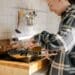 pexels-cottonbro-studio-jeunes qui cuisine-4 recettes pour pimper tes pâtes sans te ruiner