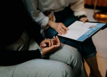 pexels-cottonbro-studio-postuler en présentant mon cv à quelqu'un-Comment faire un CV qui en jette