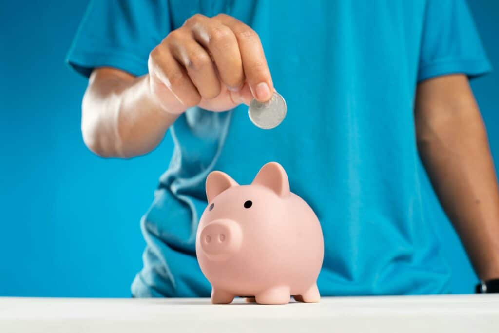 pexels-dany-kurniawan-main-argent-tirelire-7 recommandations de l'ARES pour lutter contre la précarité étudiante