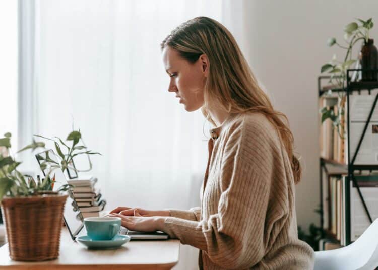 pexels-george-milton-fille qui tape sur son ordinateur-Pourquoi écrire une synthèse d’un cours