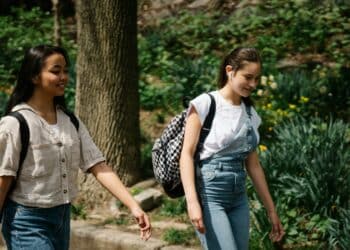 pexels-george-pak-femme promener-GuideBACs 1s’adaptervie universitaire