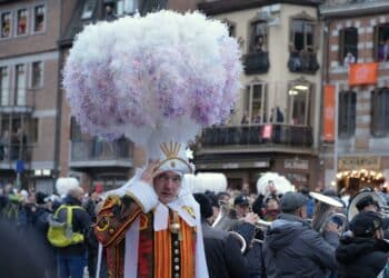 pexels-ieva-brinkmane-gilles de binche-Les carnavals à faire en vue du printemps