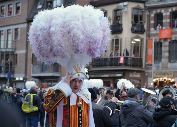 pexels-ieva-brinkmane-gilles de binche-Les carnavals à faire en vue du printemps
