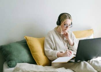 pexels-ivan-samkov-fille sur son PC-Comment faire un recours à la suite de tes résultats d’examen