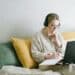 pexels-ivan-samkov-fille sur son PC-Comment faire un recours à la suite de tes résultats d’examen