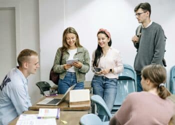 pexels-ivan-samkov-groupe d'étudiants qui discutent-Glossaire de l'étudiant de première année