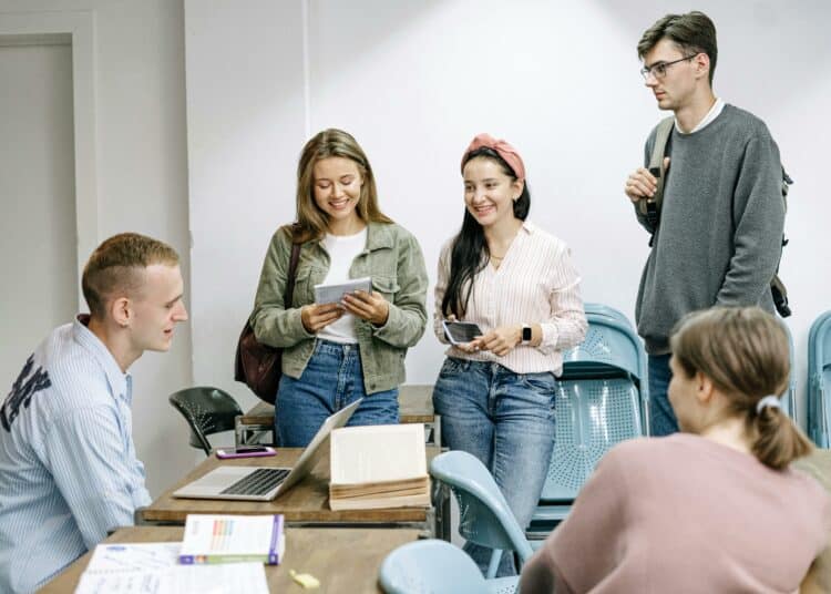 pexels-ivan-samkov-groupe d'étudiants qui discutent-Glossaire de l'étudiant de première année