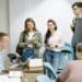 pexels-ivan-samkov-groupe d'étudiants qui discutent-Glossaire de l'étudiant de première année