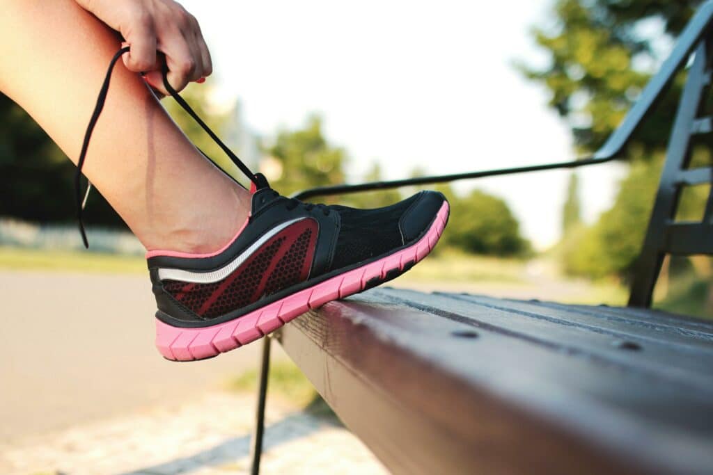 pexels-jeshootscom-fille qui refait le lacet de sa chaussure-Les meilleurs sports pour brûler des calories