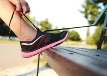 pexels-jeshootscom-fille qui refait le lacet de sa chaussure-Les meilleurs sports pour brûler des calories