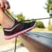 pexels-jeshootscom-fille qui refait le lacet de sa chaussure-Les meilleurs sports pour brûler des calories