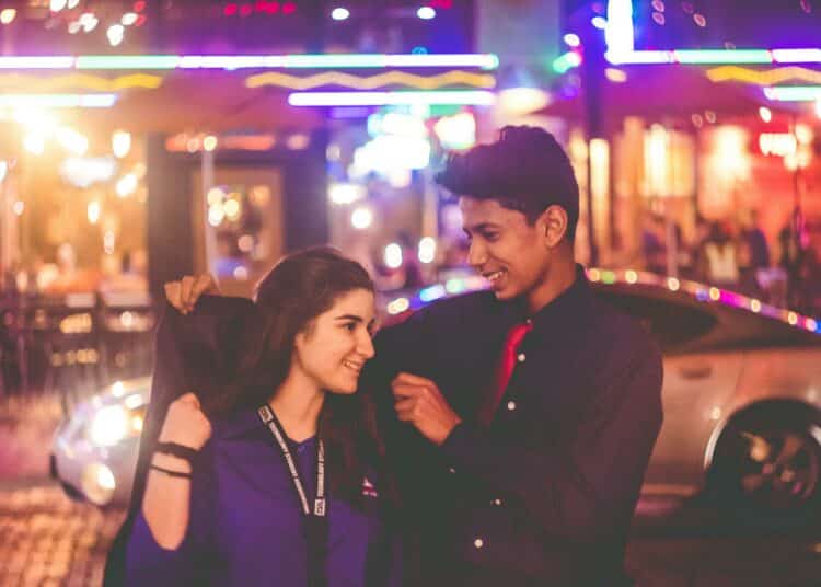 pexels-jeswin-thomas-jeune qui donne sa veste à une fille-comment créer le date parfait