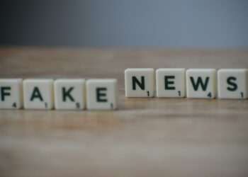 pexels-joshua-miranda-fake news en lettre de scrabble-Comment ne pas tomber dans le piège des fakes news