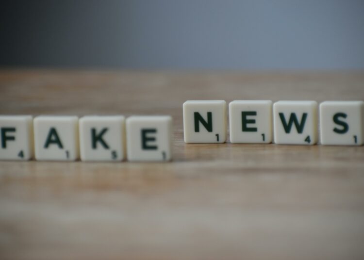pexels-joshua-miranda-fake news en lettre de scrabble-Comment ne pas tomber dans le piège des fakes news