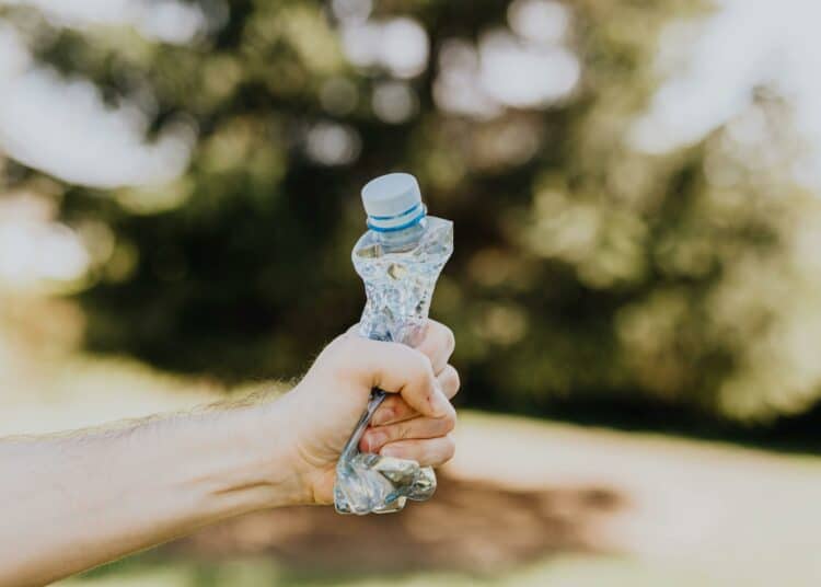 pexels-karolina-grabowska-écraser une bouteille en plastique dans ma main-Comment réduire ton empreinte carbone