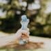pexels-karolina-grabowska-écraser une bouteille en plastique dans ma main-Comment réduire ton empreinte carbone