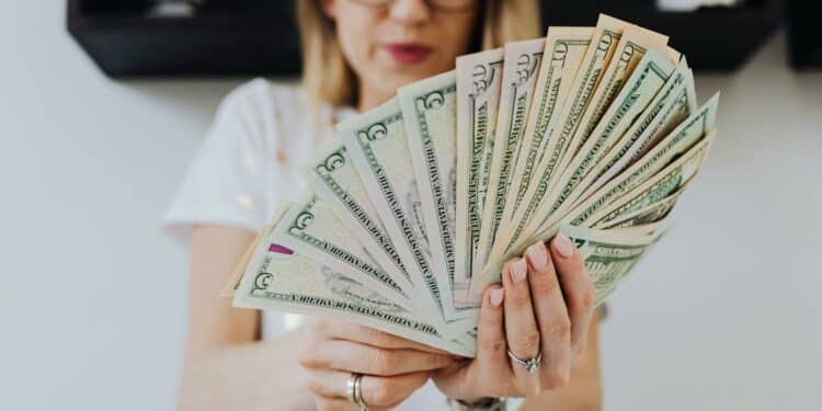 pexels-karolina-grabowska-fille avec beaucoup de billets dans la main-5 astuces pour économiser de l’argent