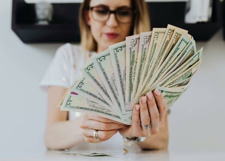pexels-karolina-grabowska-fille avec beaucoup de billets dans la main-5 astuces pour économiser de l’argent