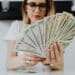 pexels-karolina-grabowska-fille avec beaucoup de billets dans la main-5 astuces pour économiser de l’argent