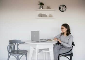 pexels-katrin-bolovtsova-fille qui travaille sur son ordinateur-Pourquoi faire un planning des tâches durant le blocus