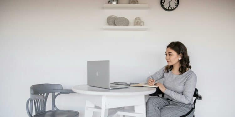 pexels-katrin-bolovtsova-fille qui travaille sur son ordinateur-Pourquoi faire un planning des tâches durant le blocus