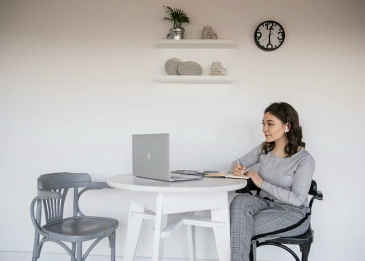 pexels-katrin-bolovtsova-fille qui travaille sur son ordinateur-Pourquoi faire un planning des tâches durant le blocus