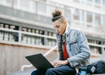 pexels-keira-burton-jeune sur son pc à l'entérieur-Les meilleurs sites pour t’accompagner dans tes études