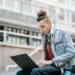 pexels-keira-burton-jeune sur son pc à l'entérieur-Les meilleurs sites pour t’accompagner dans tes études