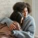 pexels-liza-summer-deux amies qui se calinent-faire de ses amis une safe place, c'est possible