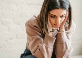 pexels-liza-summer-femme stressée - mon job étudiant me stresse 5 conseils pour te rassurer