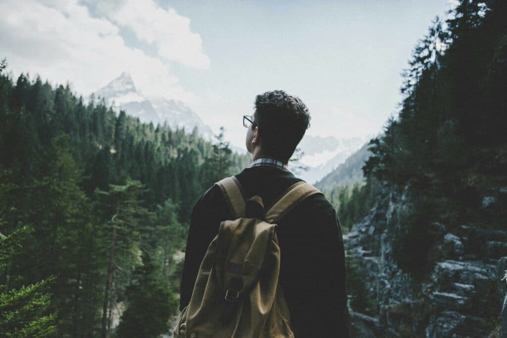 pexels-lucas-allmann-personne dans la nature-4 habitudes à mettre en place dans ta vie étudiante pour réduire ton impact environnemental