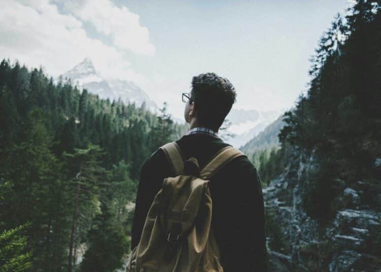 pexels-lucas-allmann-personne dans la nature-4 habitudes à mettre en place dans ta vie étudiante pour réduire ton impact environnemental