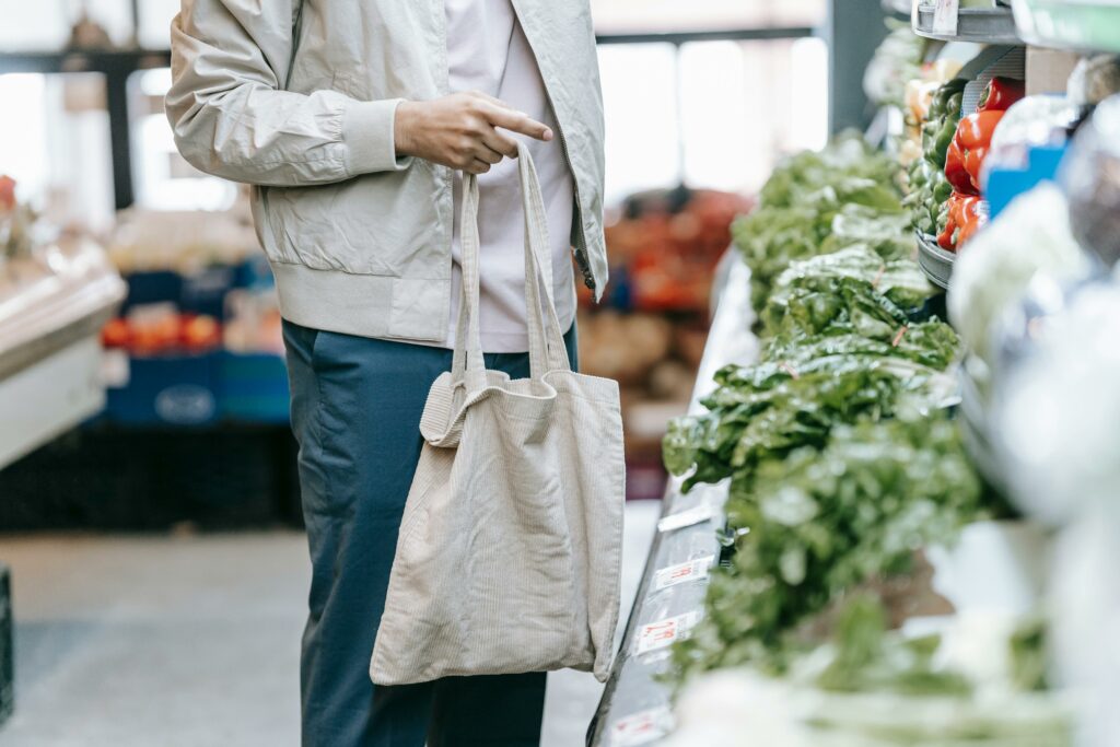 pexels-michael-burrows-Een-man-die-zijn-boodschappen-doet-4-dingen-waarop-je-moet-letten-als-student-als-je-boodschappen-doet-