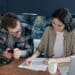 pexels-mikhail-nilov-femme et homme qui regarent un contrat - Les choses à savoir avant de signer ton contrat de kot