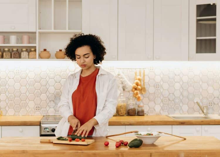 pexels-mikhail-nilov-femme qui cuisine-les 10 aliments à favoriser pour tes études
