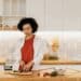 pexels-mikhail-nilov-femme qui cuisine-les 10 aliments à favoriser pour tes études