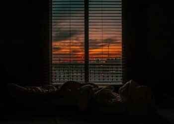 pexels-mo-eid-chambre avec couché de soleil- comment faire de son kot une safe place