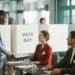 pexels-photo-jeune qui remet son bulletin de vote-Les élections en 2024 Mode d’emploi