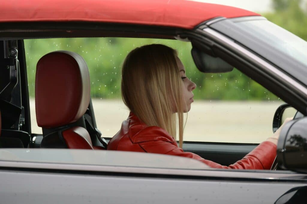 pexels-pixabay-personne au volant d'une voiture-Alterner études et apprentissage du permis de conduire, comment s’y prendre ?