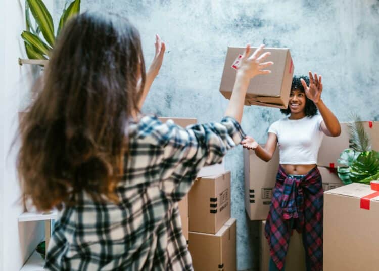 pexels-rdne-stock-project-deux étudiantes qui rangent-comment rendre service à ses colocs sans en faire de trop