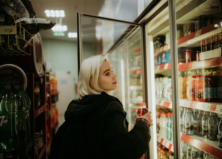 pexels-robert-nagy-fille qui fait ses courses-5 raisons de faire une liste de courses