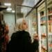 pexels-robert-nagy-fille qui fait ses courses-5 raisons de faire une liste de courses