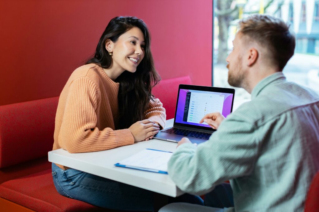 pexels-rodeo-software-een-vrouw-en-een-man-die-praten-5-tips-om-te-weten-dat-je-stagegesprek-goed-loopt-