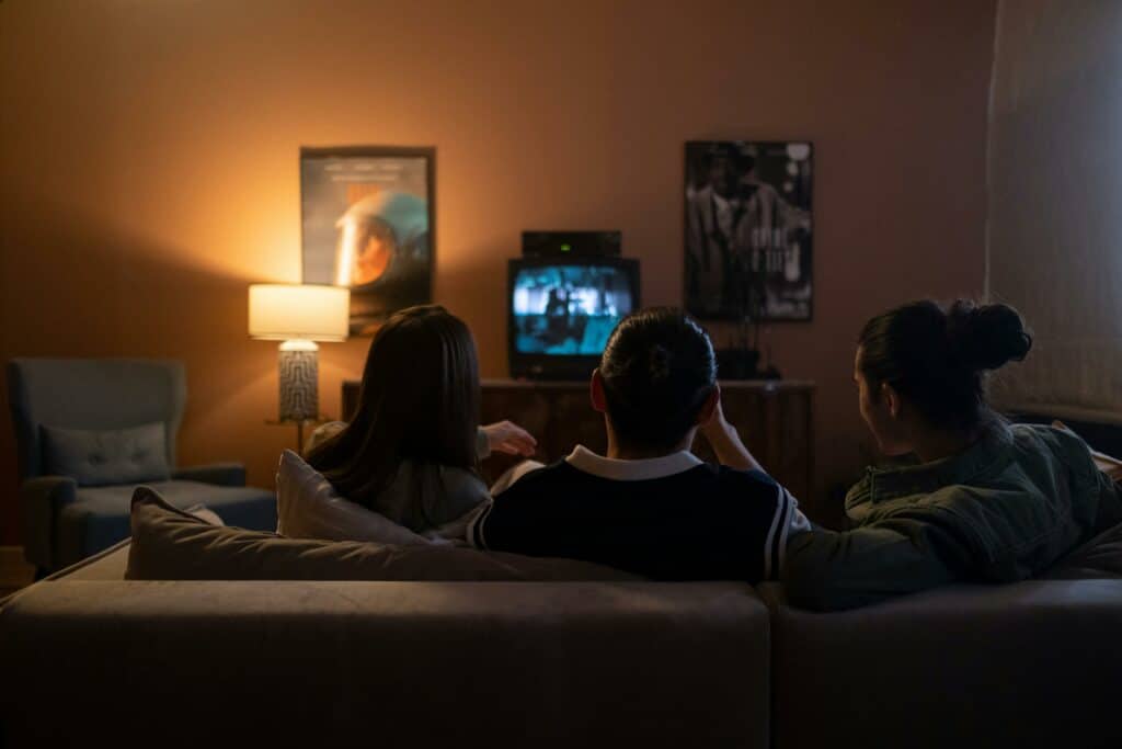 pexels-ron-lach-regarder tele-Les 5 films cultes regarder avec colocs jpg