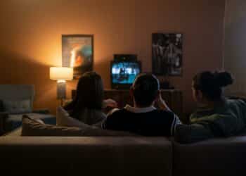 pexels-ron-lach-regarder tele-Les 5 films cultes regarder avec colocs jpg